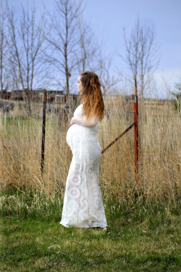 It's a girl: a sixteen-year-old's experience with pregnancy in high school