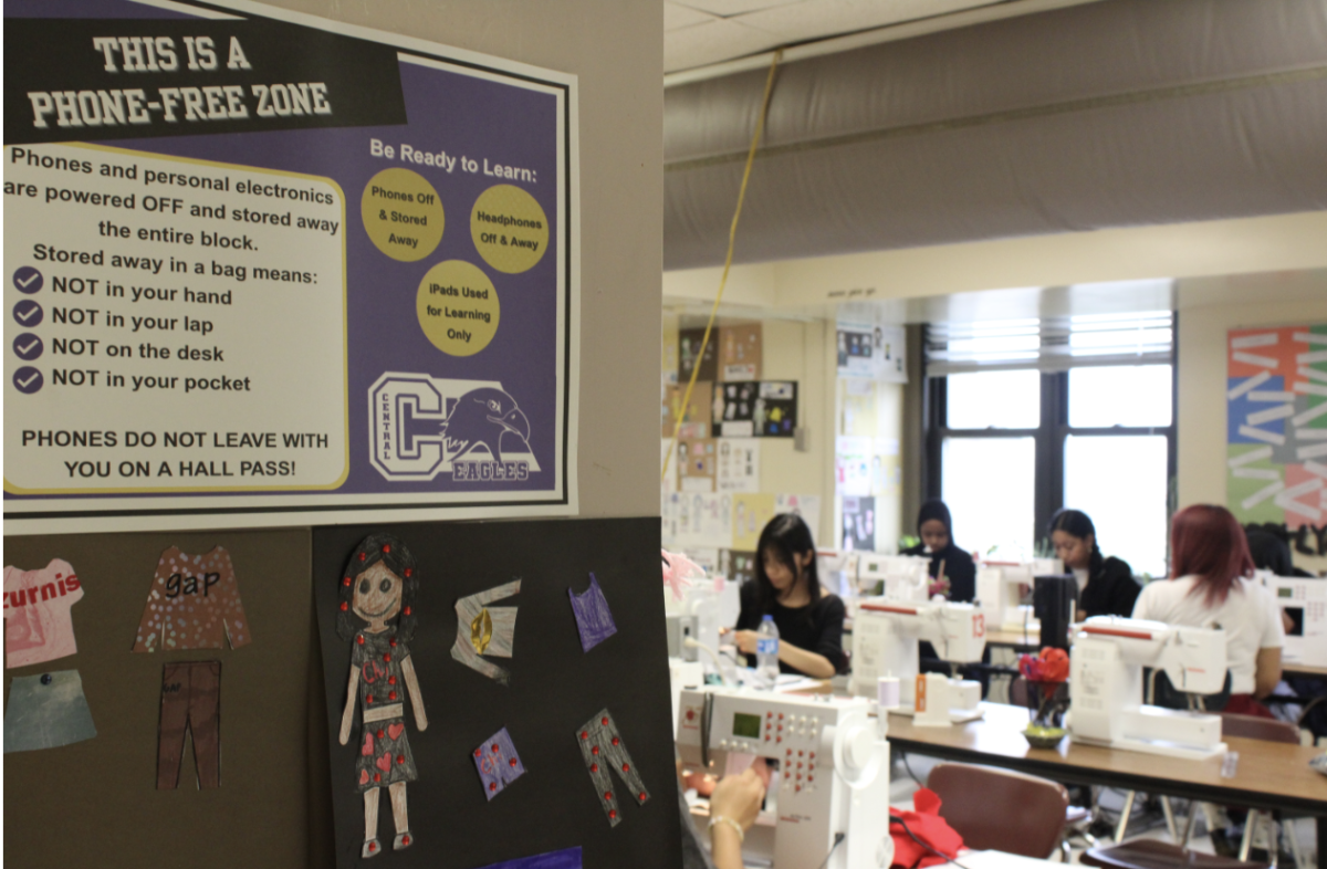 Students in Deborah Corell Textile Construction and Design class follow the phone-free zone by having their phones put away during class time on Sept. 17.