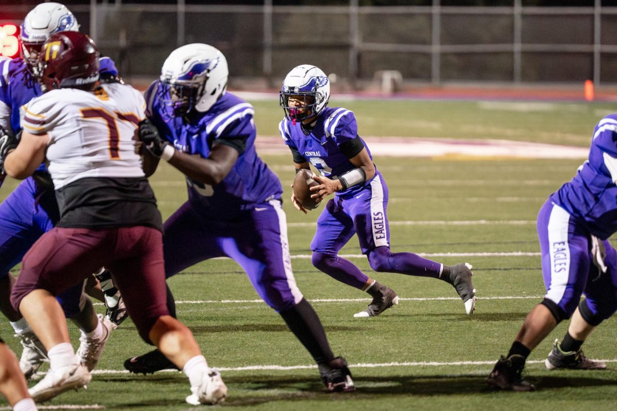 Sophomore Yasir Grixby runs with the ball versus Papillion-LaVista on Oct 10